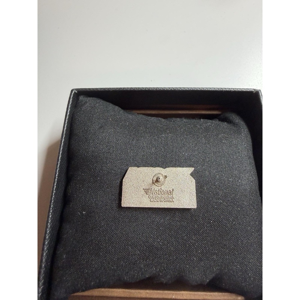 Xooma Worldwide badge (gold-tone, with a green faux stone) - Picture 3 of 3